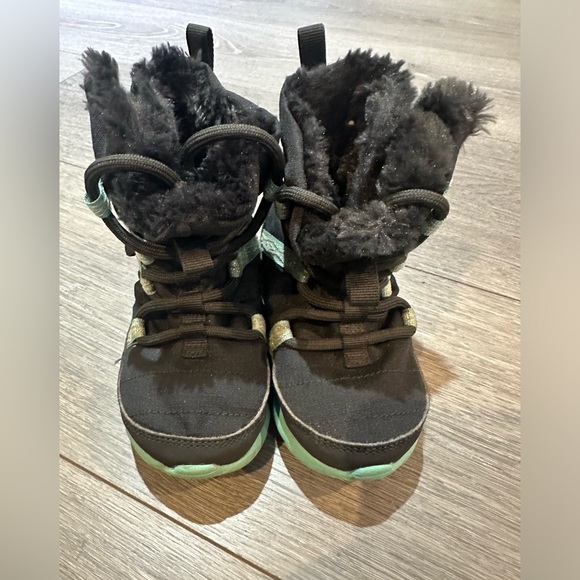 Nike Roshe One toddler girl sneaker snow boots - Picture 2 of 6